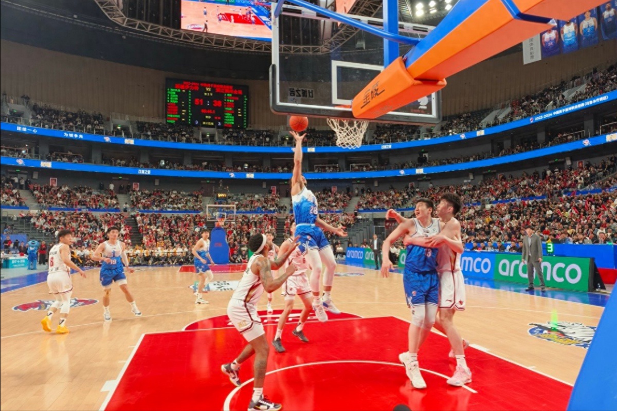 主场大胜强手，继续保持领先位置
