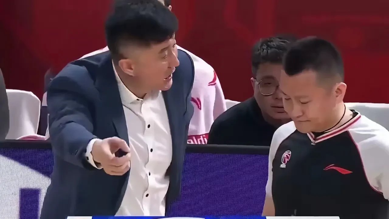 包含伯恩礼貌赞扬对手，球队面对失利态度坚决的词条