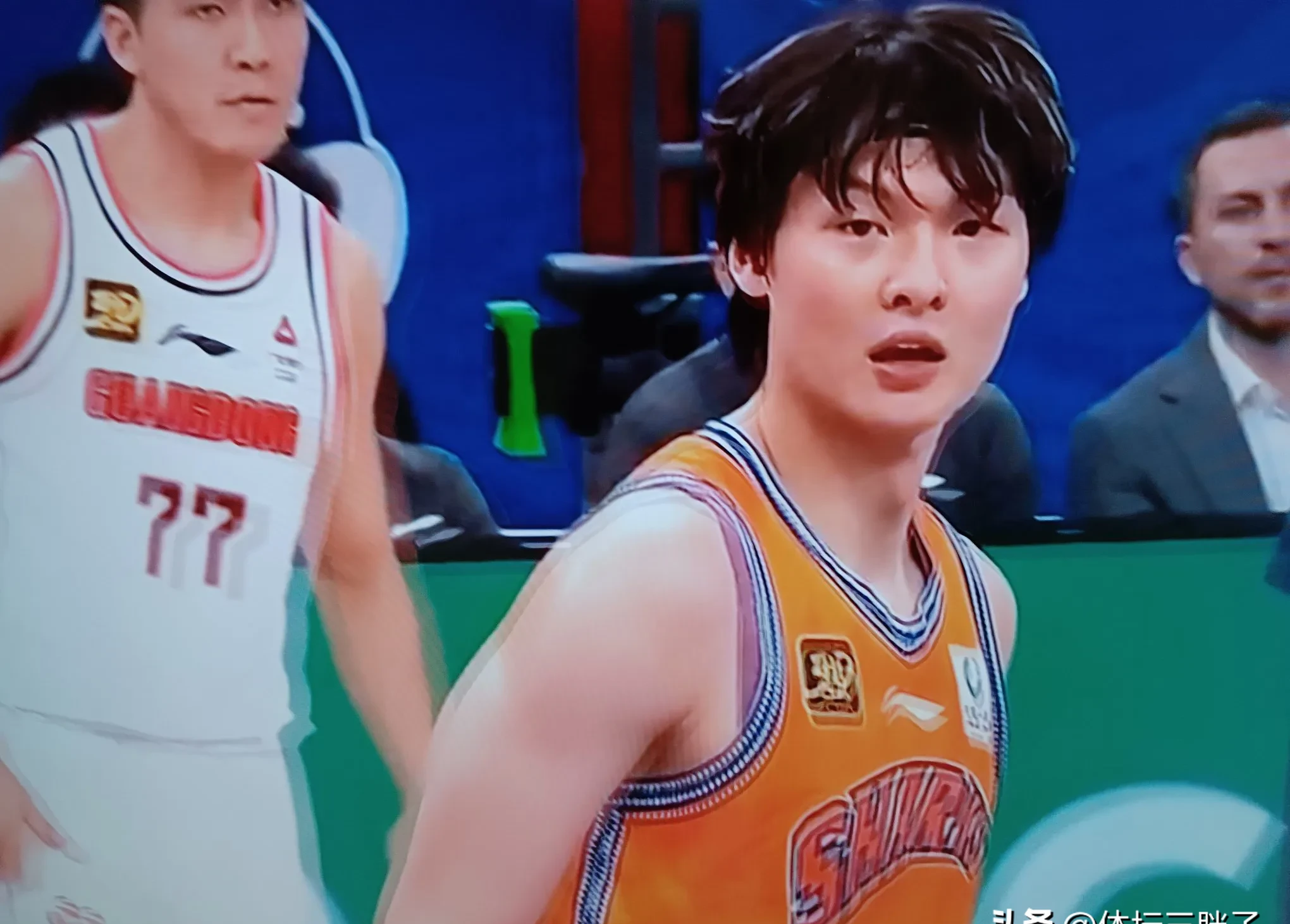 上海绿地男篮险胜辽宁，锁定季后赛资格的简单介绍