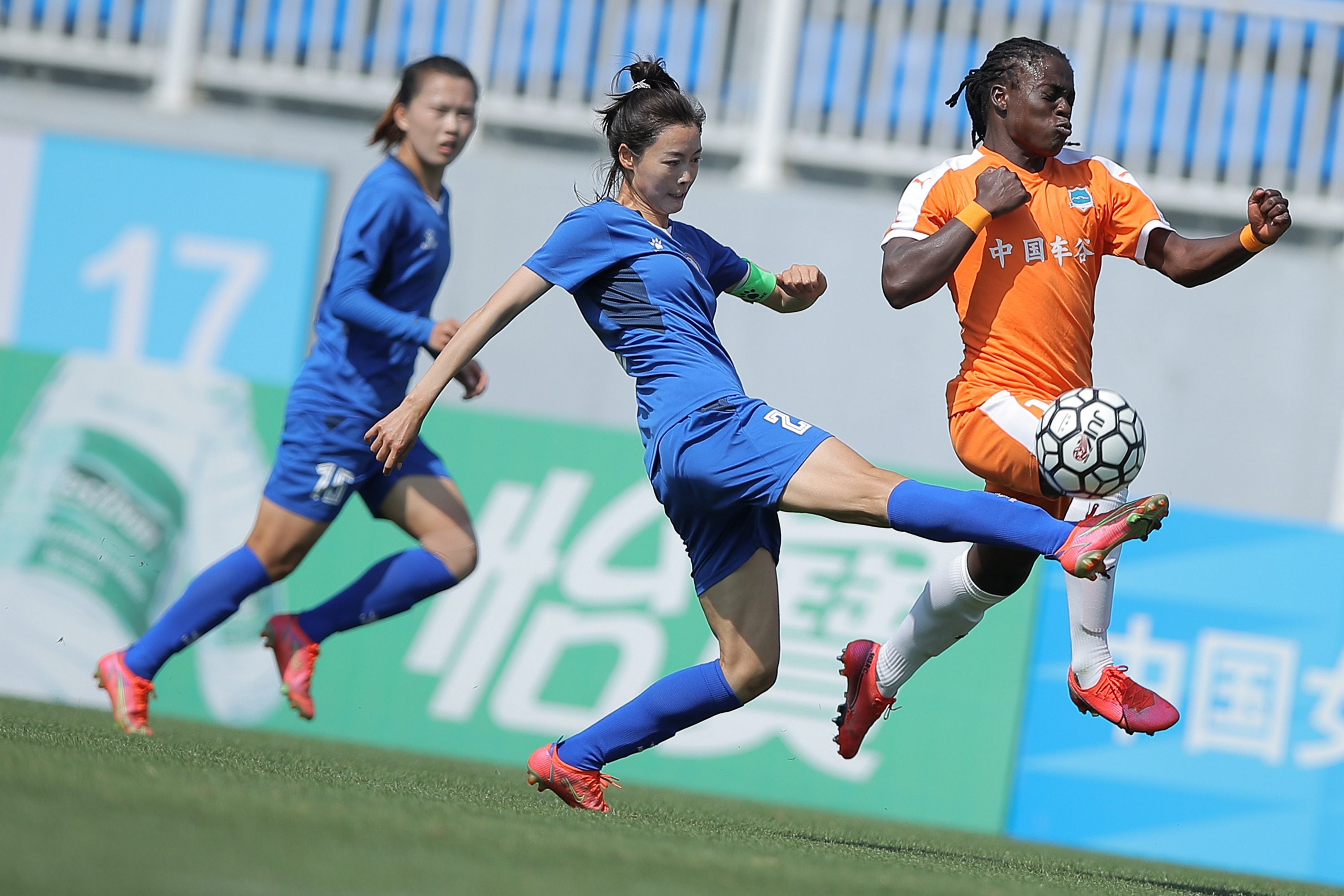 女子足球锦标赛决赛激烈对抗