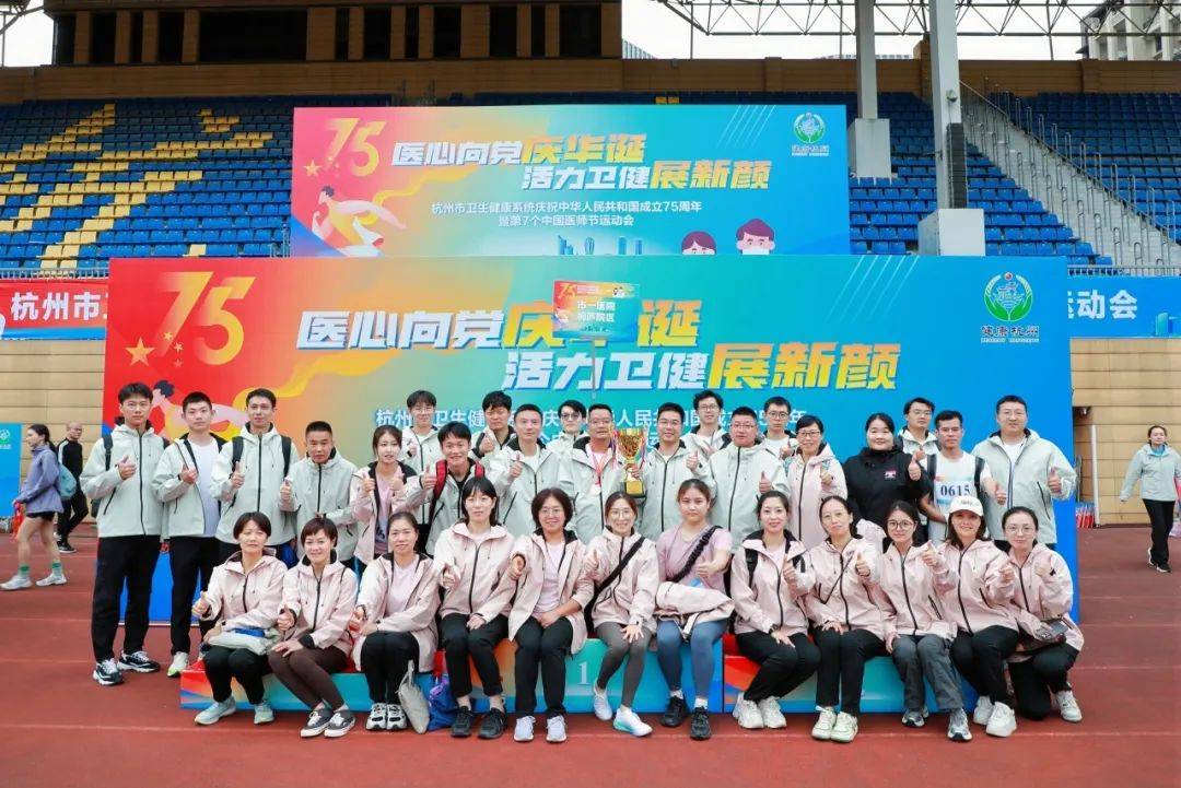 火爆舞台上，选手奋勇争夺奖项