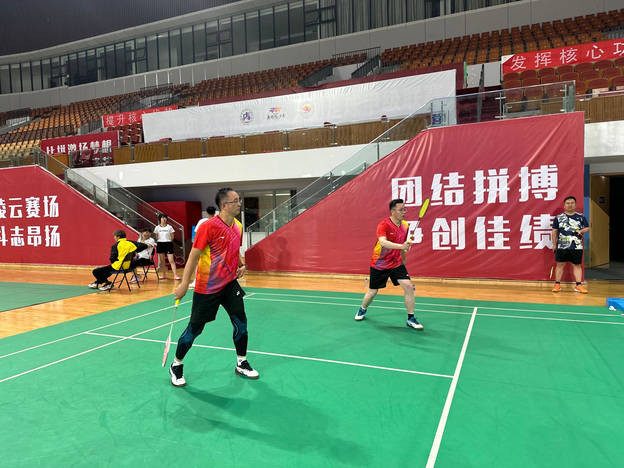 火爆舞台上，选手奋勇争夺奖项